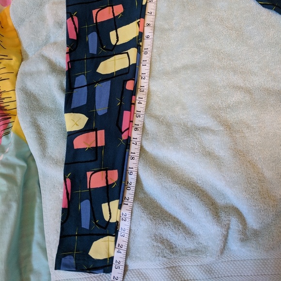 NWOT LULAROE ARTWORK ONE SIZE LEGGINGS. - Picture 7 of 7